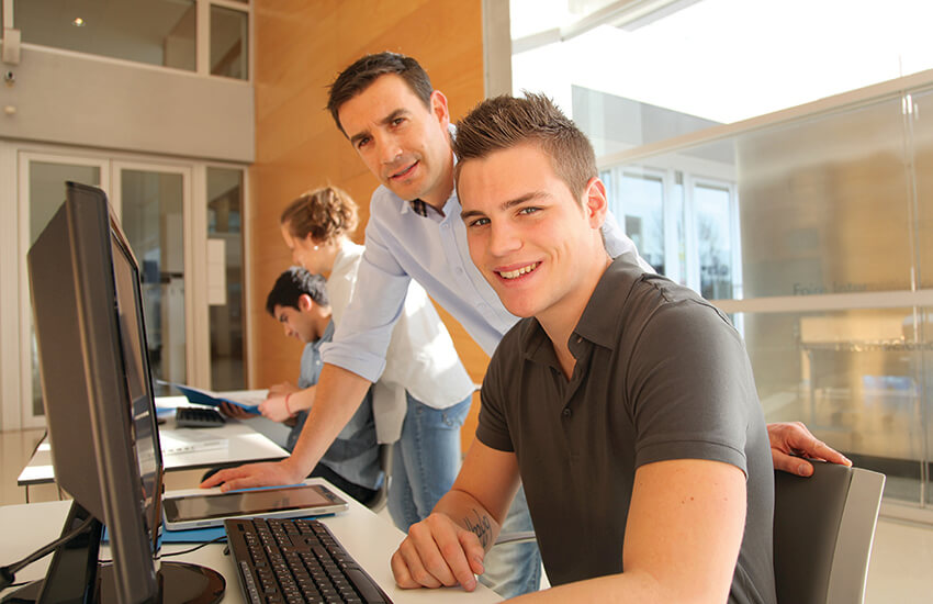 La Formación profesional garantiza el empleo a sus estudiantes Alumno de FP en clase
